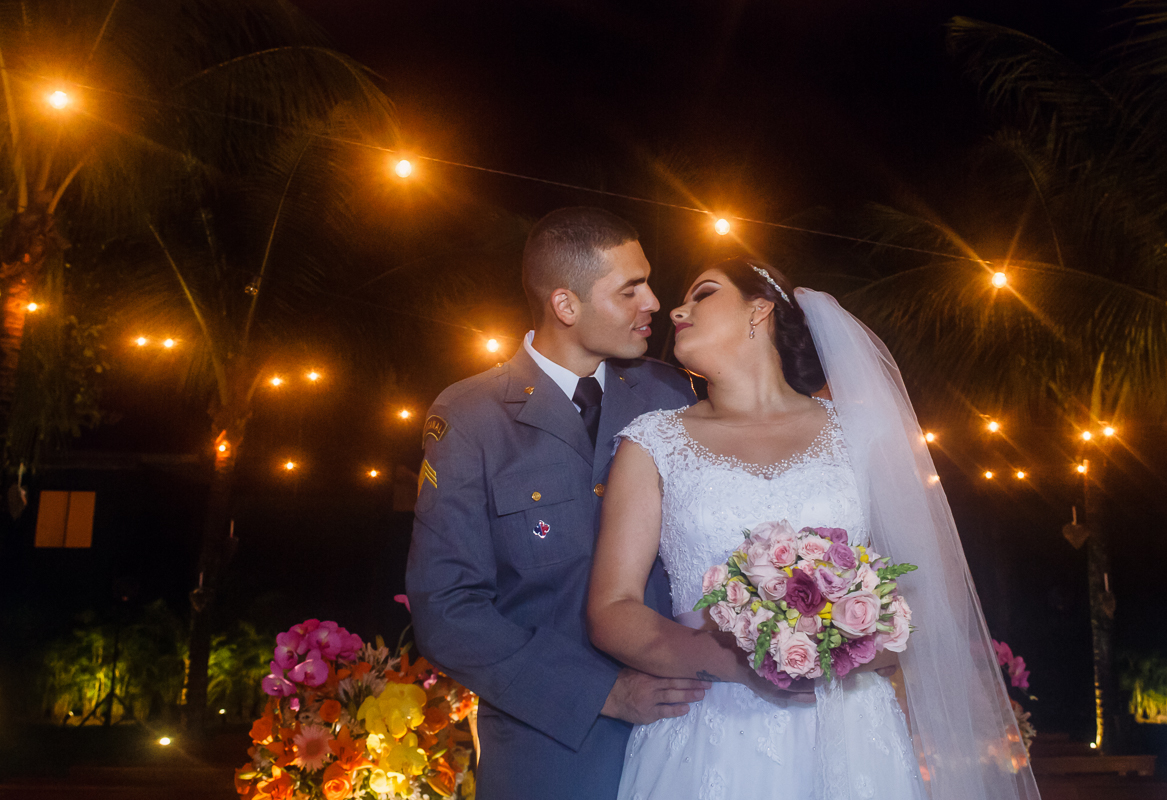 noivos se olhando no jardim dos sitio dos martins