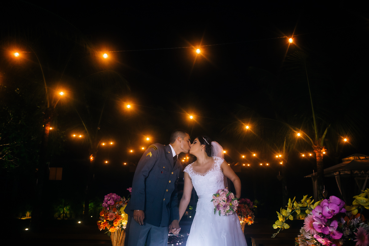 noivos se beijando no jardim dos sitio dos martins