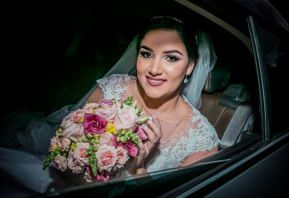 fotografo de casamento rj, noiva esperando a hora da sua entrada com um lindo boquet nas mãos, fotografada por andre nogueira fotografia, no sitio dos martins