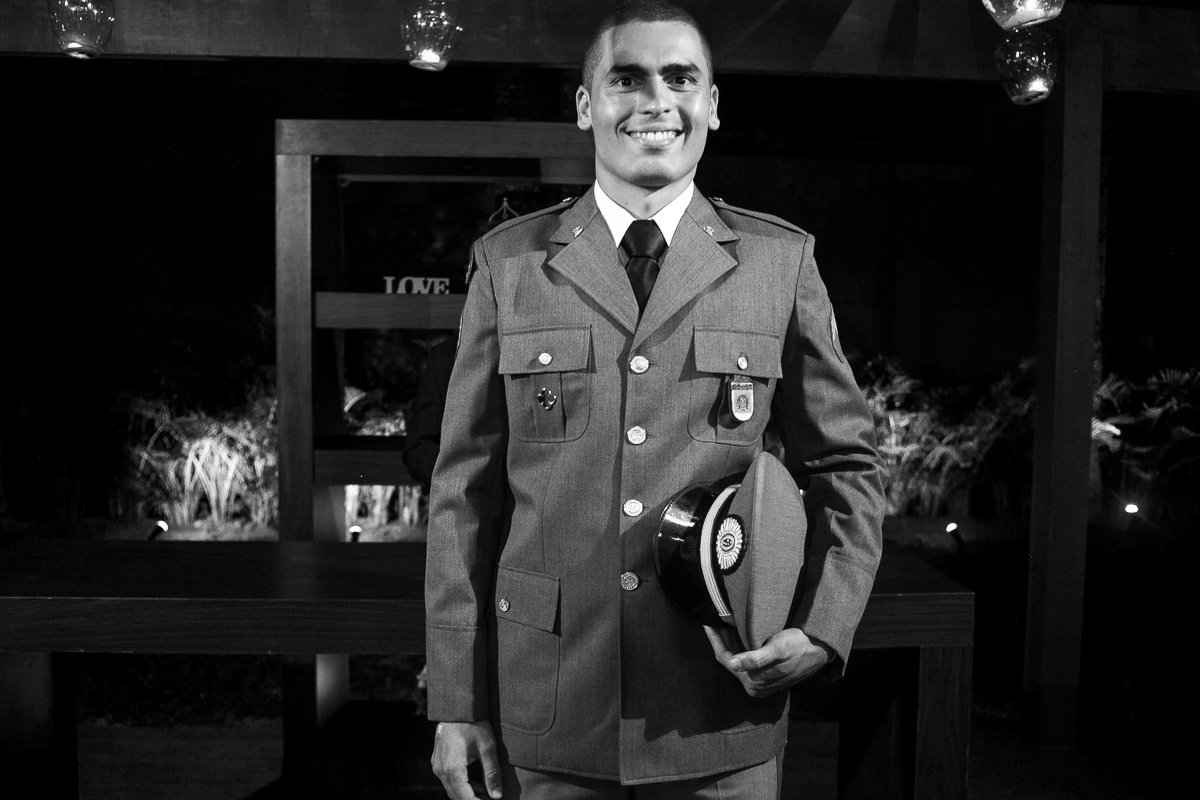 noivo esperando a noiva no altar