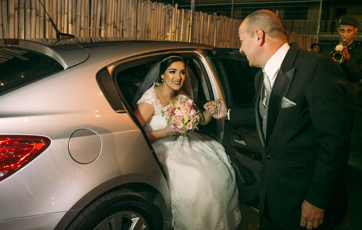 pai da noiva retirando a noiva do carro, andre nogueira fotografia, sitio martins