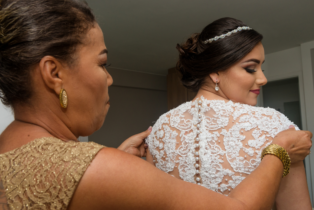 casamento rj,mãe da noiva ajustando o vestido de noiva do atelier morena andrade por andre nogueira fotografia
