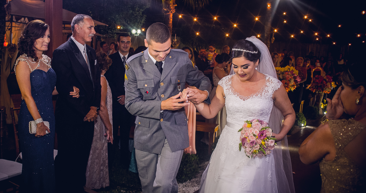 noivo conduzindo a noiva ao altar