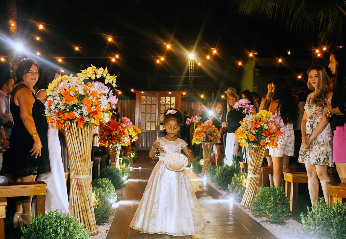 noivas rj, daminha jogando pétalas de rosa em direção ao altar do sitio dos martins, andre nogueira fotografia