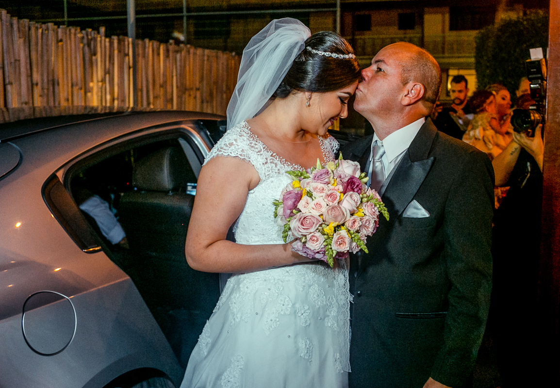 pai da noiva dando beijo na testa da noiva