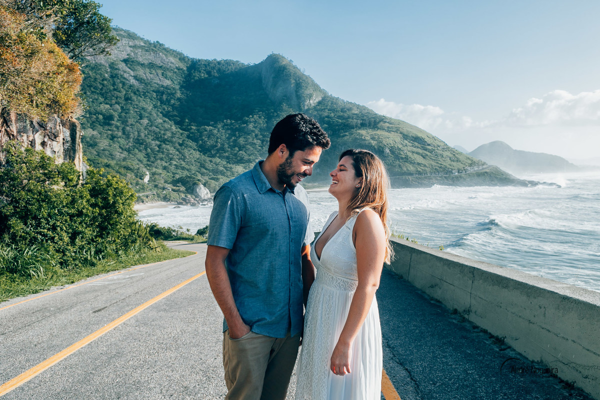 sorridentes e um olhando para o outro