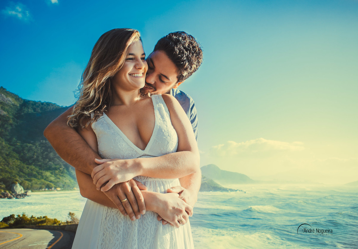 noivo abraça a sua bela noiva por trás e ela sorrir de uma forma bela e apaixonada