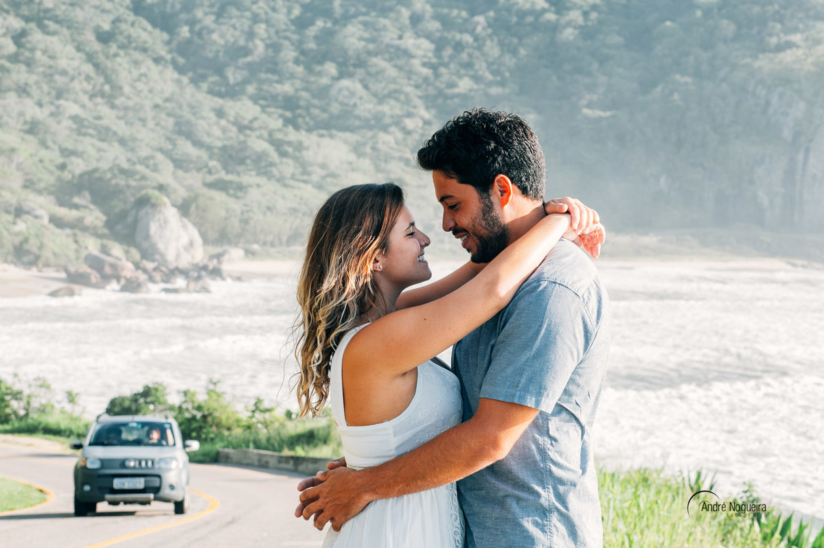 noivos abraçados de frente um para o outro e olhando apaixonadamente um para o outro