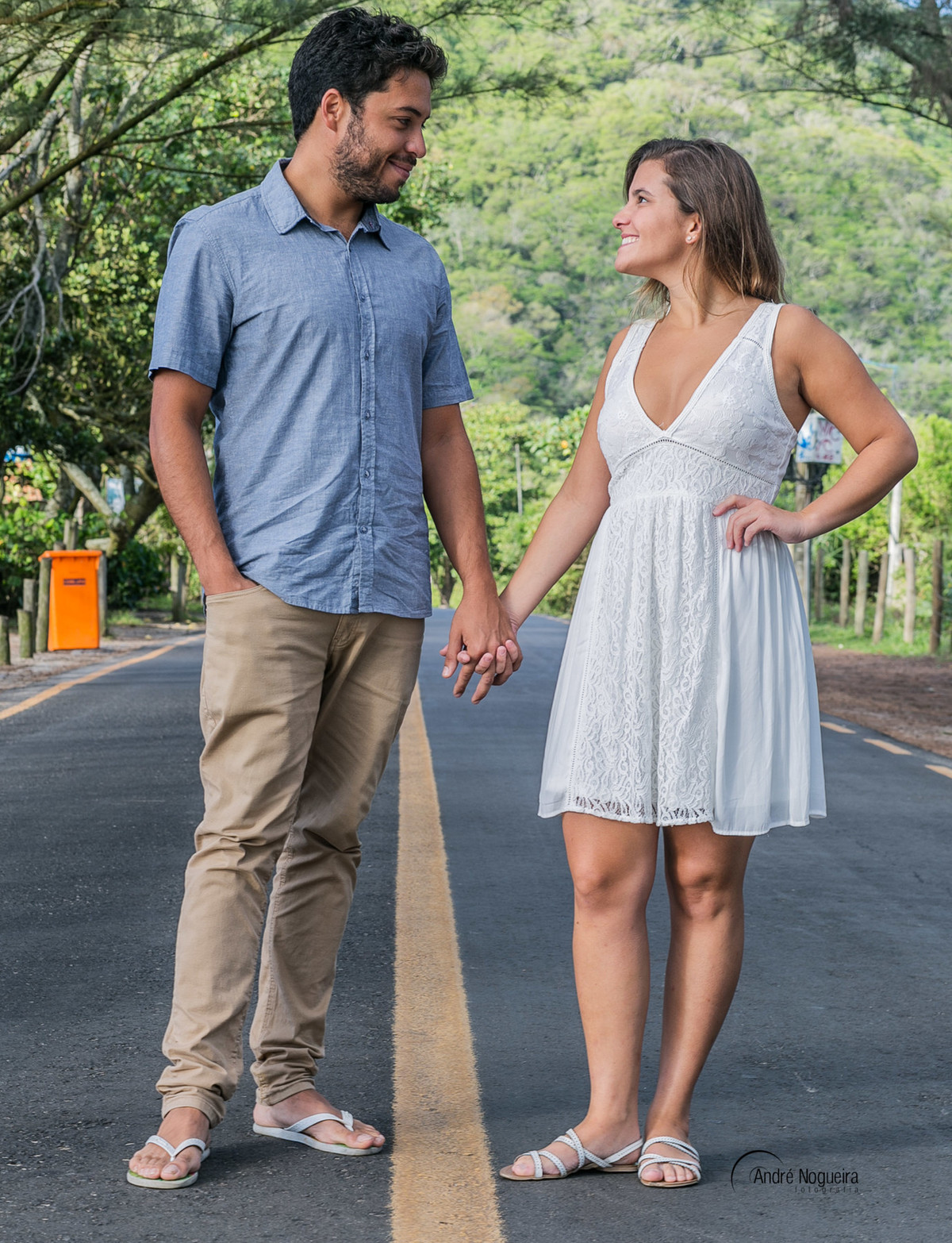 passeando de mãos dadas na estrada da praia de grumari