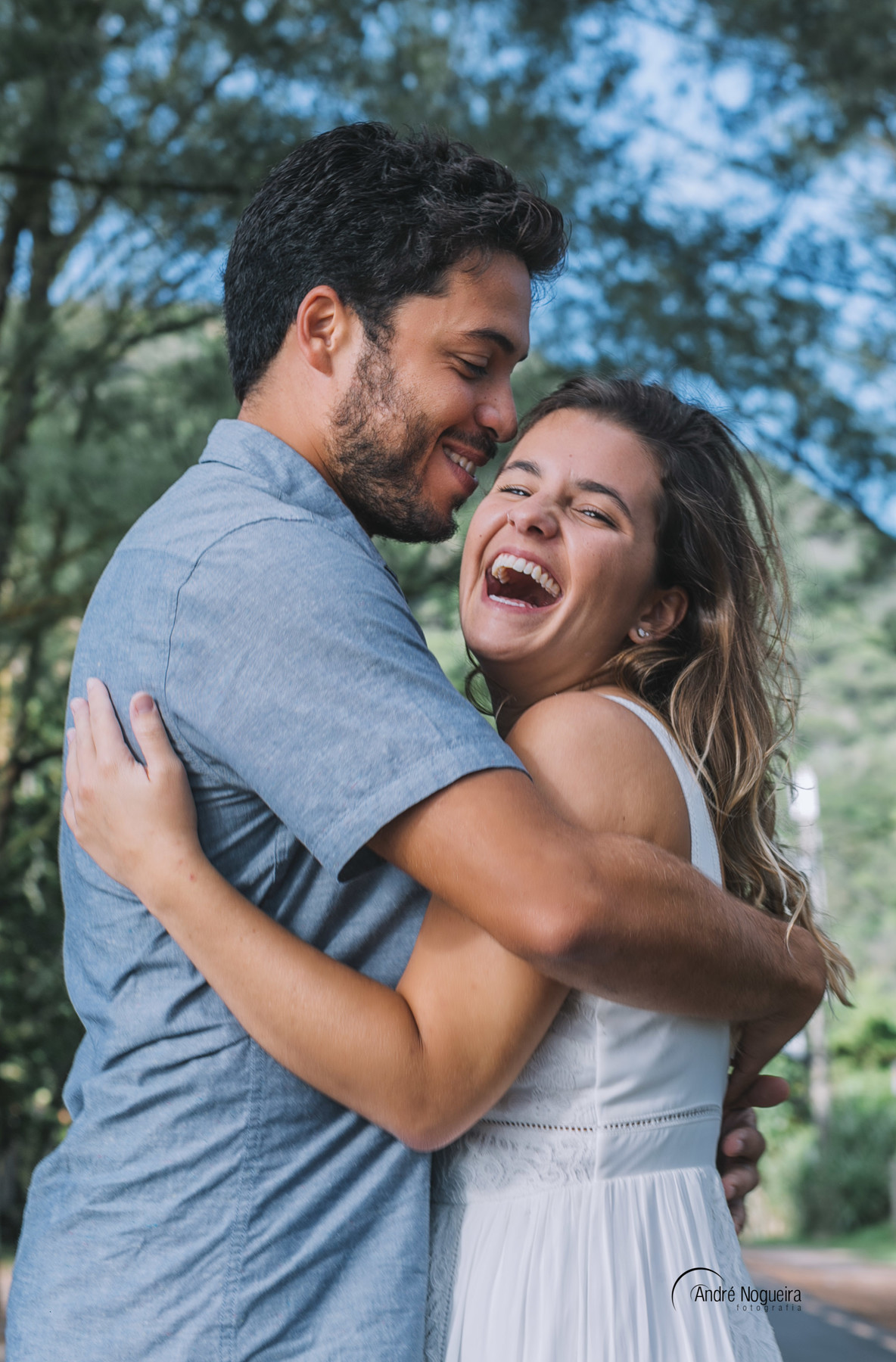 que risada gostosa é essa que a noiva deu ao ser abraçada pelo noivo