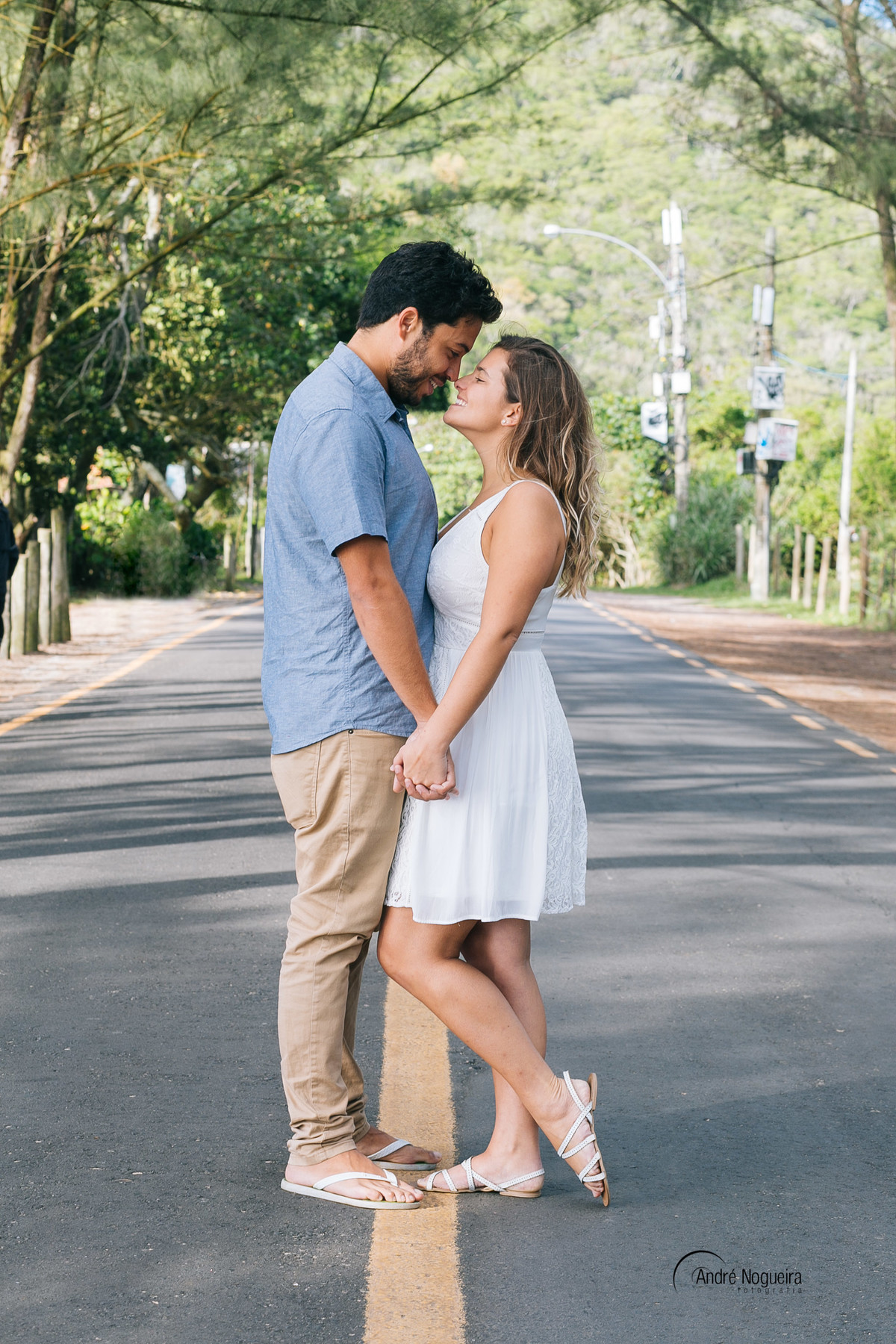 noiva de mão dada para o noivo de frente para ele e no meio da rua