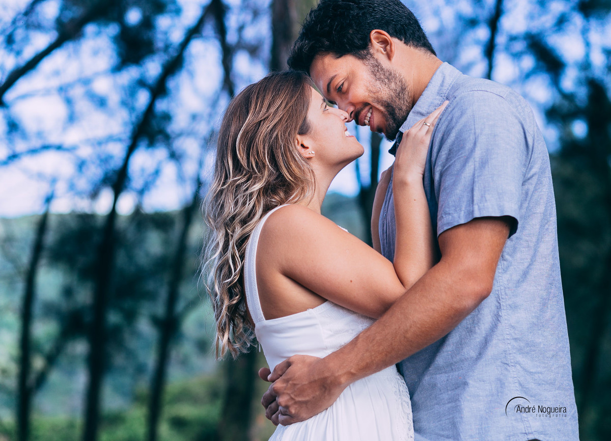 de rostos colados, os noivos se olham apaixonado