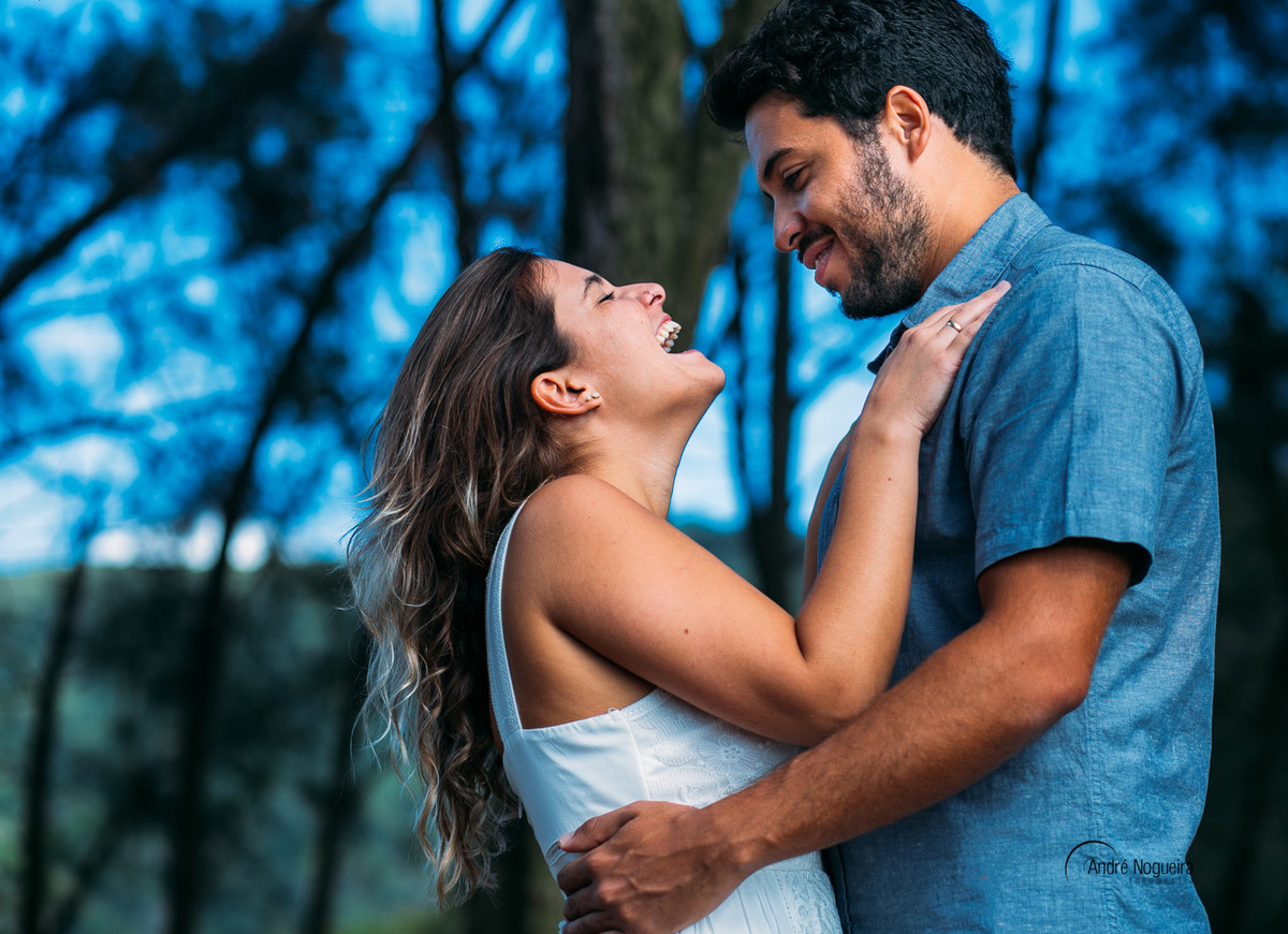 que alegria é essa da noiva ao ser abraçada pelo noivo?