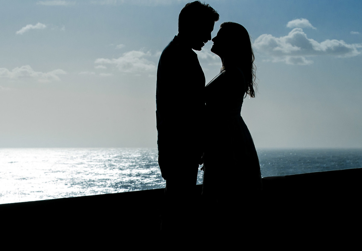 silhueta do casal na praia da prainha