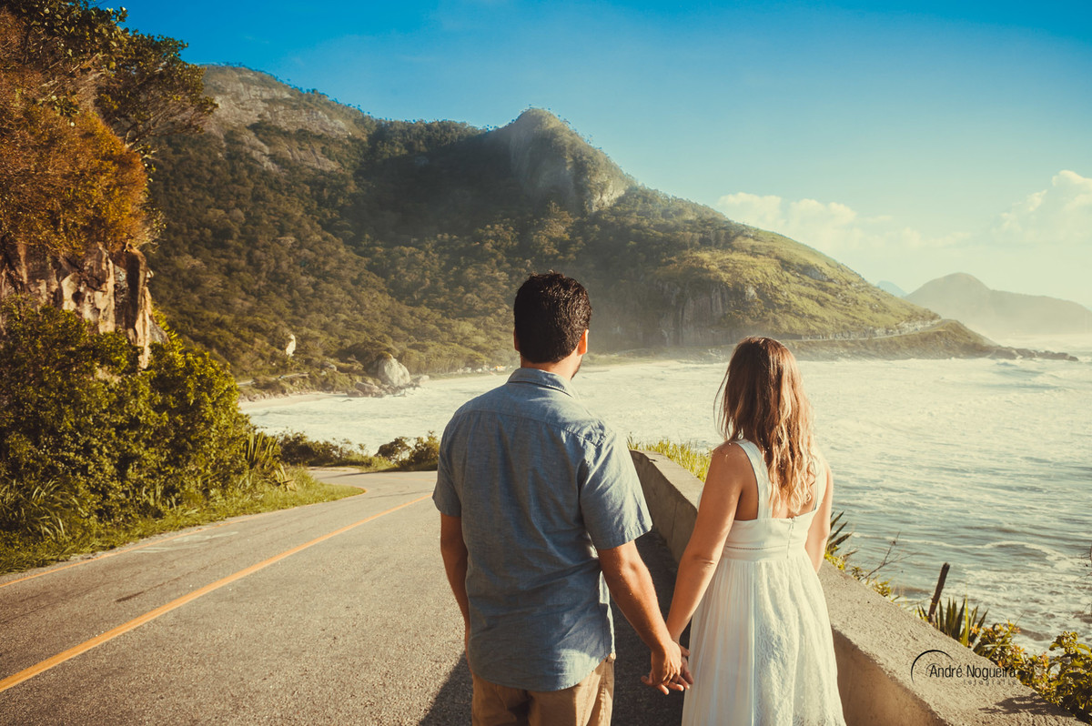 de mãos dadas o casal observa a linda paisagem da praia da prainha no recreio rj