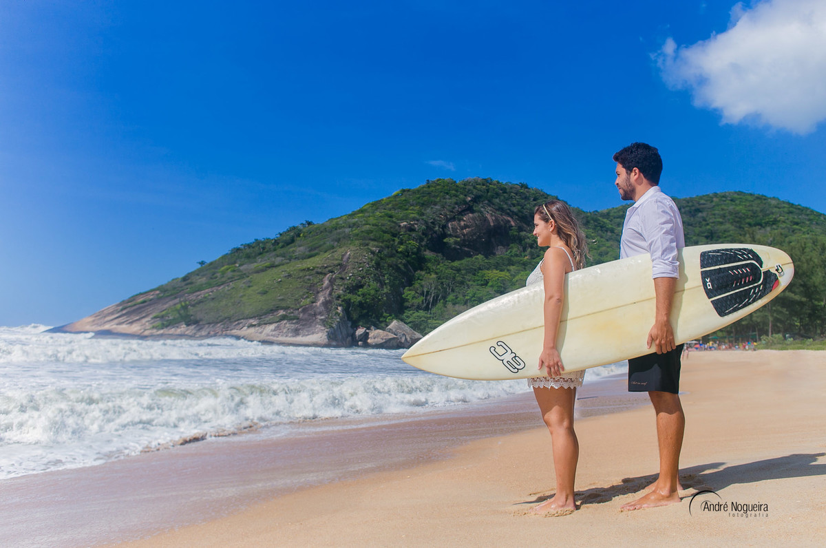 caminhando com a prancha de surf na ma mão em direção ao mar