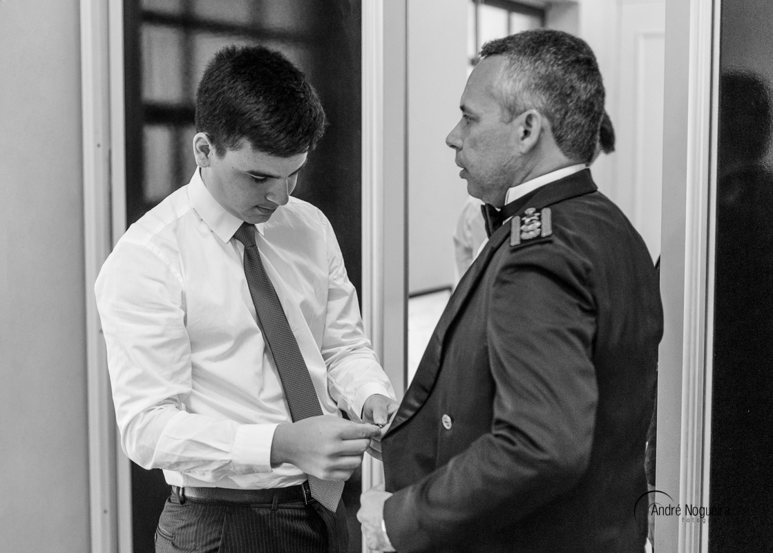 o filho dos noivos ajuda seu pai o noivo a se arrumar para o casamento no forte de copacabana