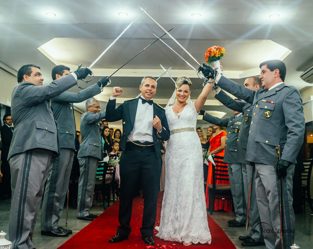 sob o teto de aço formado pelos amigos militares do noivo, o casal comemora finalmente casados