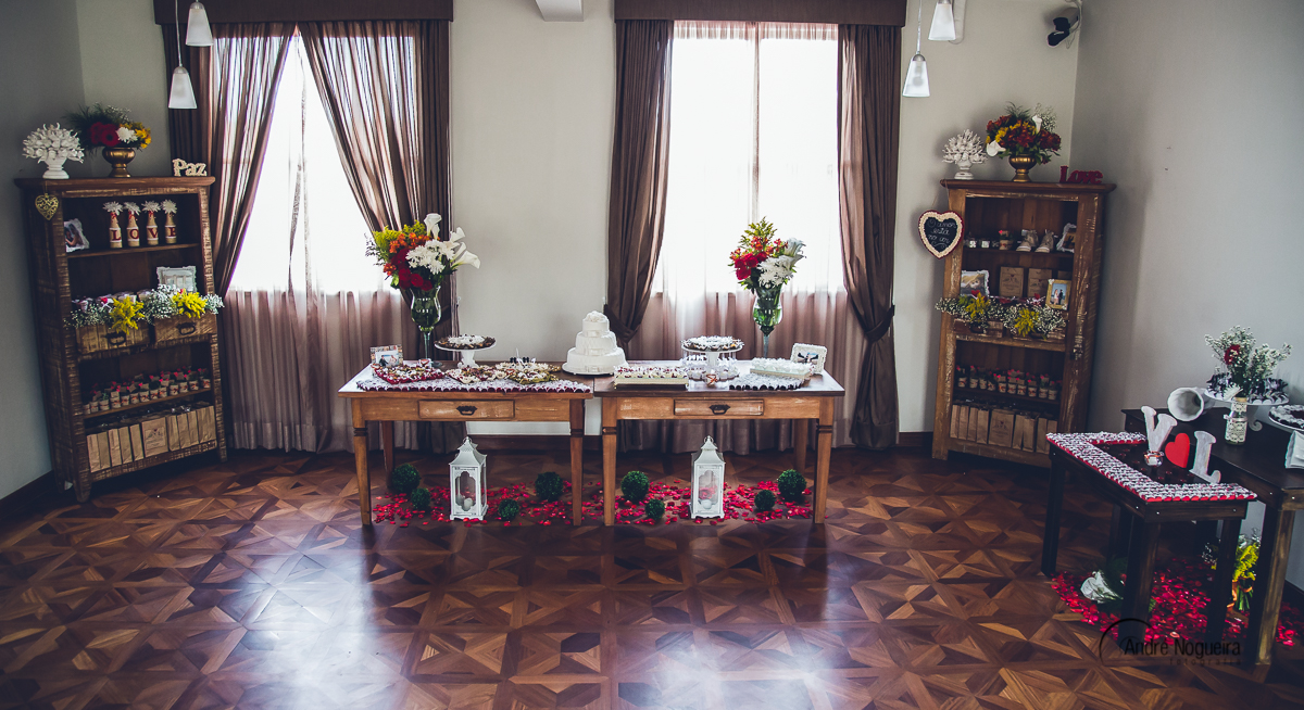 linda decoração da mesa do bolo, no salão de festa do forte de copacabana
