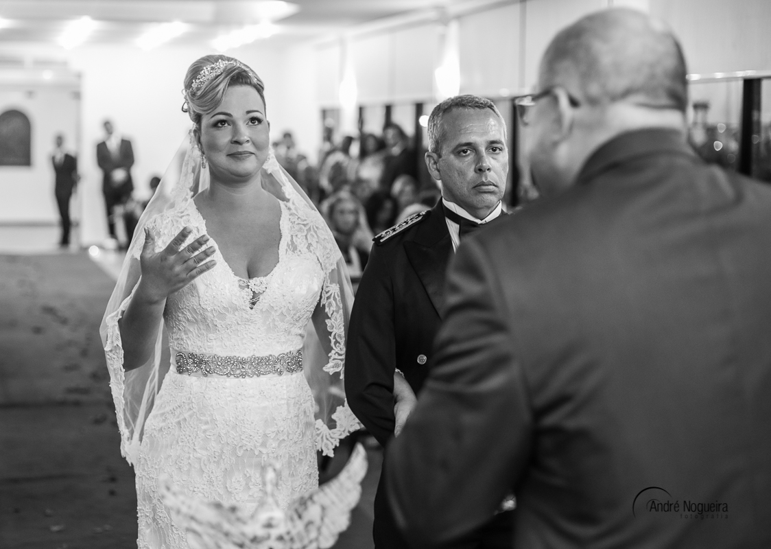 A noiva se emociona durante a cerimônia de casamento