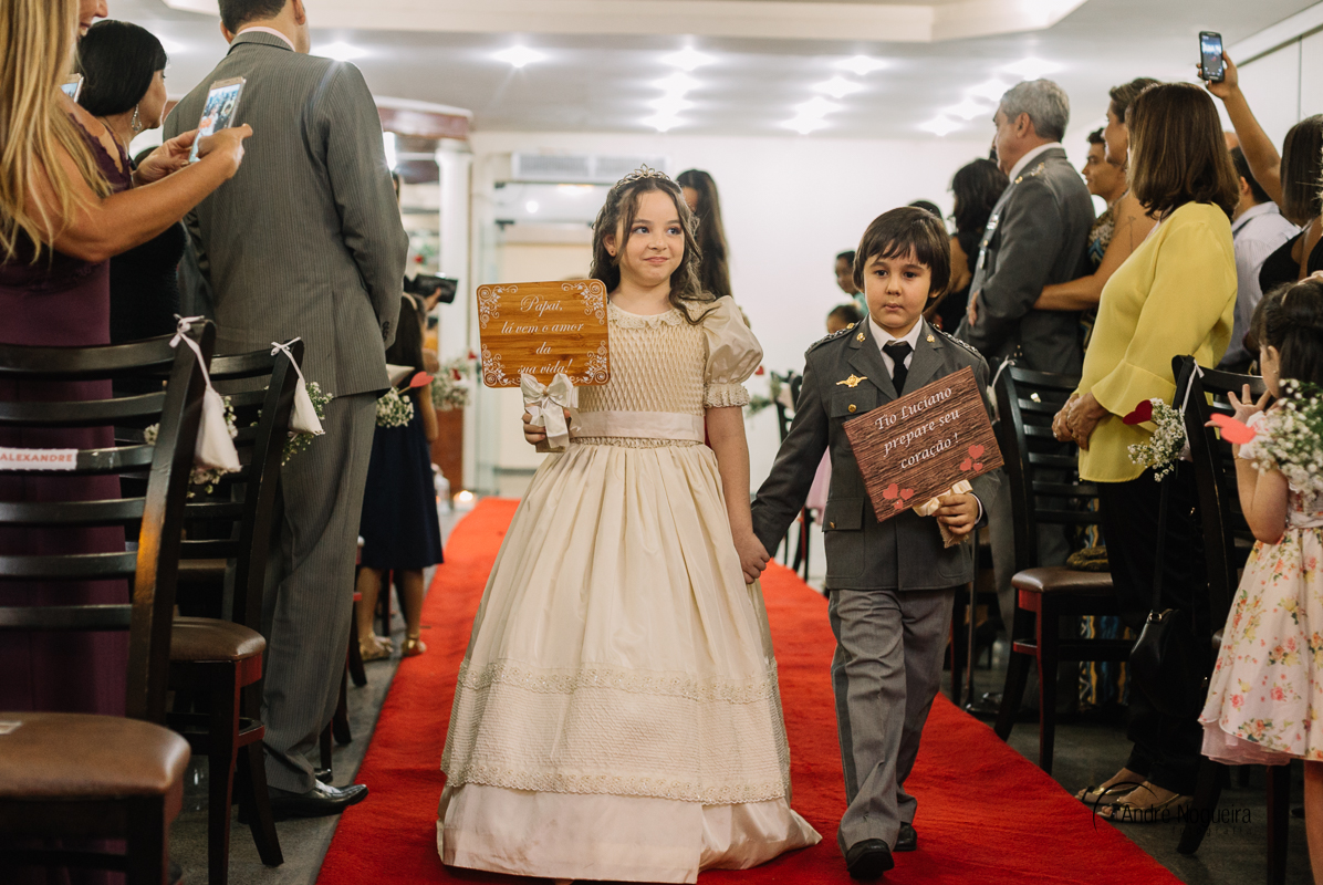 fotografo andre nogueira fotografia registra a entrada da daminha e pajens pelo corredor do salão de cerimônia do forte de copacabana-RJ