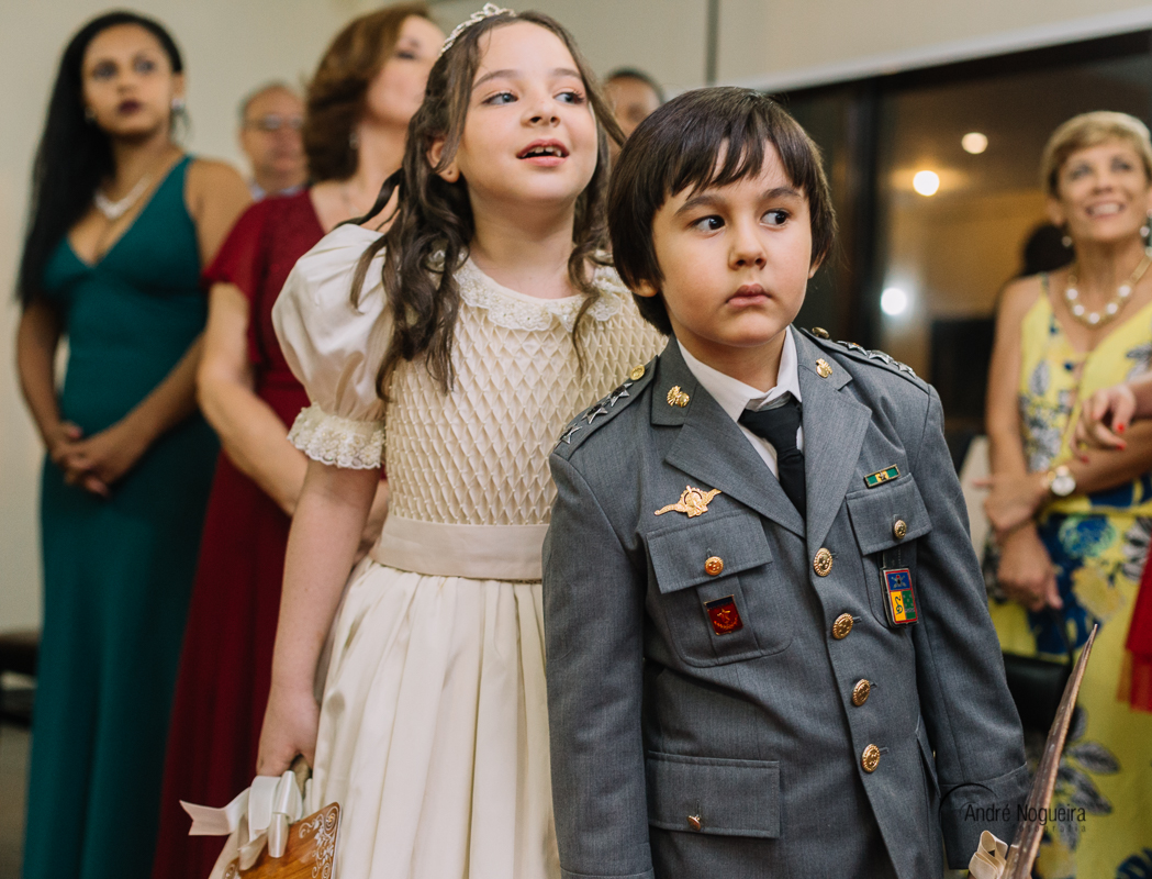 daminha filha dos noivos junto com o pajem, observam a entrada da noiva