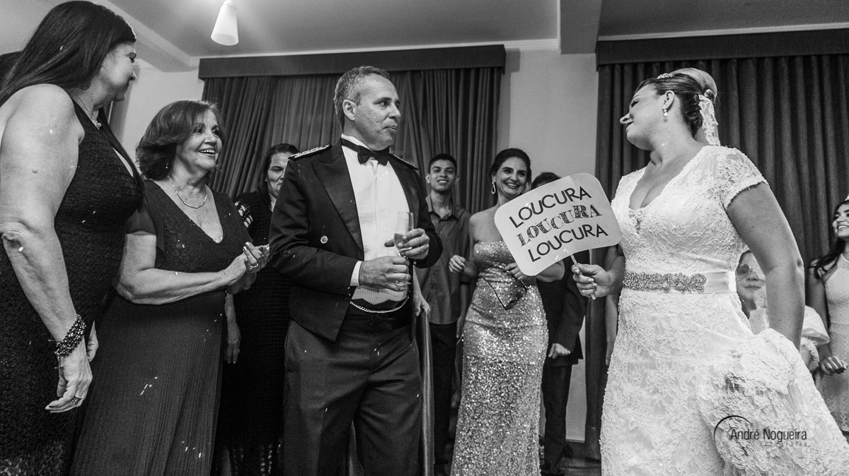 com os convidados, os noivos começam a curtir a pista de dança