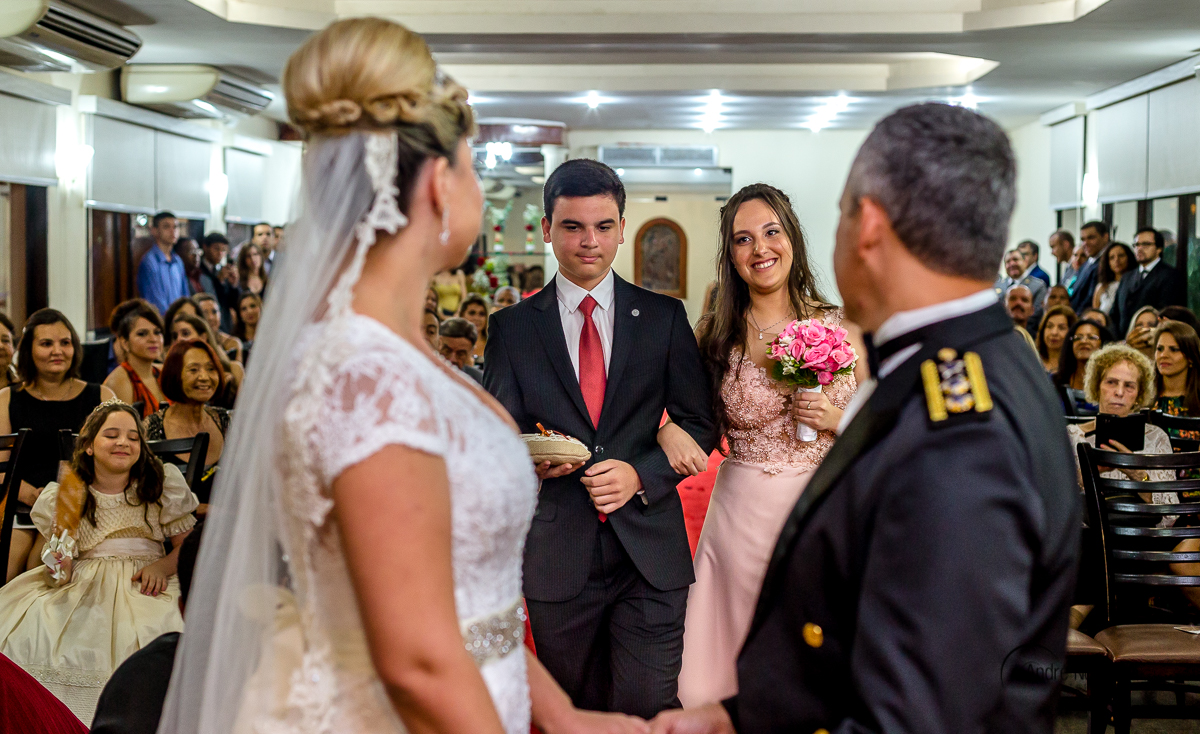 dois dos quatro filhos dos noivos, entram carregando as alianças pelo corredor e são observados pelos noivos