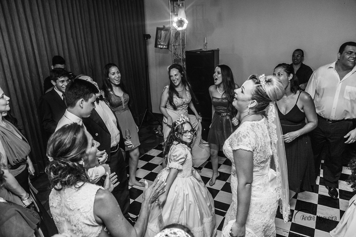 casal se diverte muito com os seus convidados na pista de dança