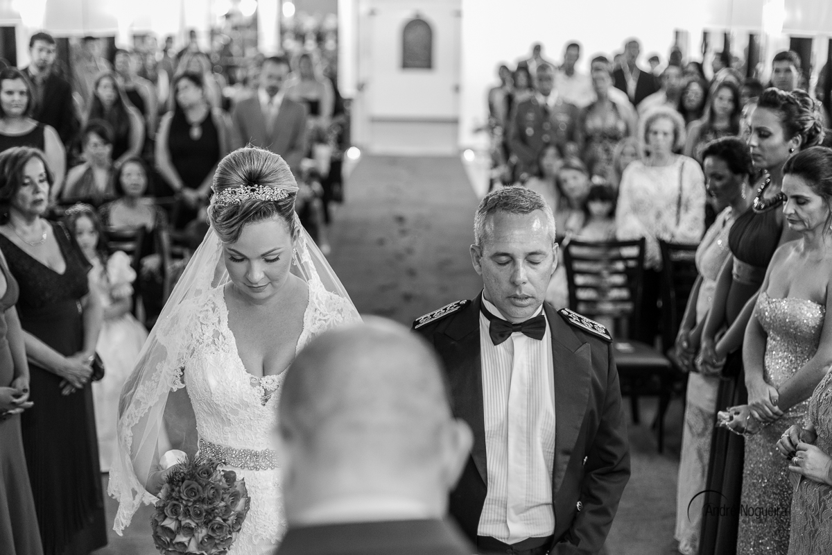 de olhos fechados os noivos ouvem a oração do pastor durante a cerimônia de casamento no forte de copacabana