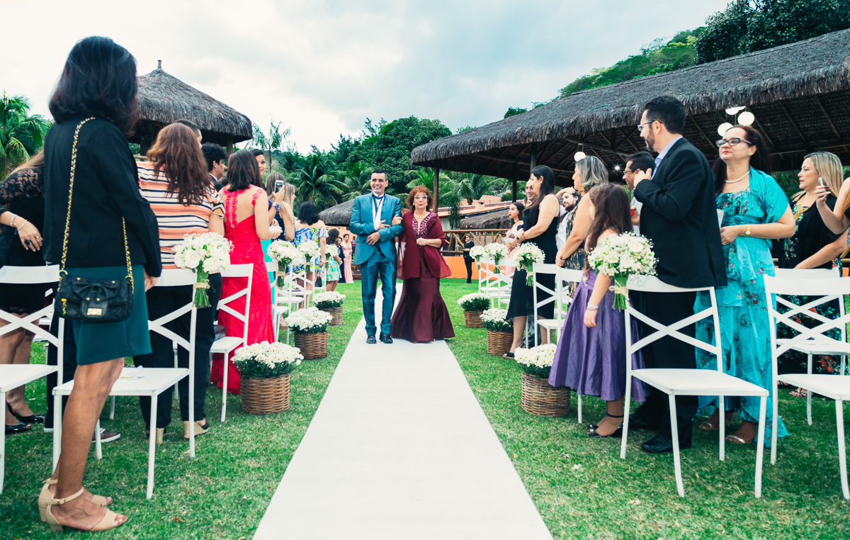 casamento rj,o noivo entra a camnoivinho da cerimônia de casamento com a sua mãe muito emocionada, diante dos convidados e fotografo por andré nogueirafotografia