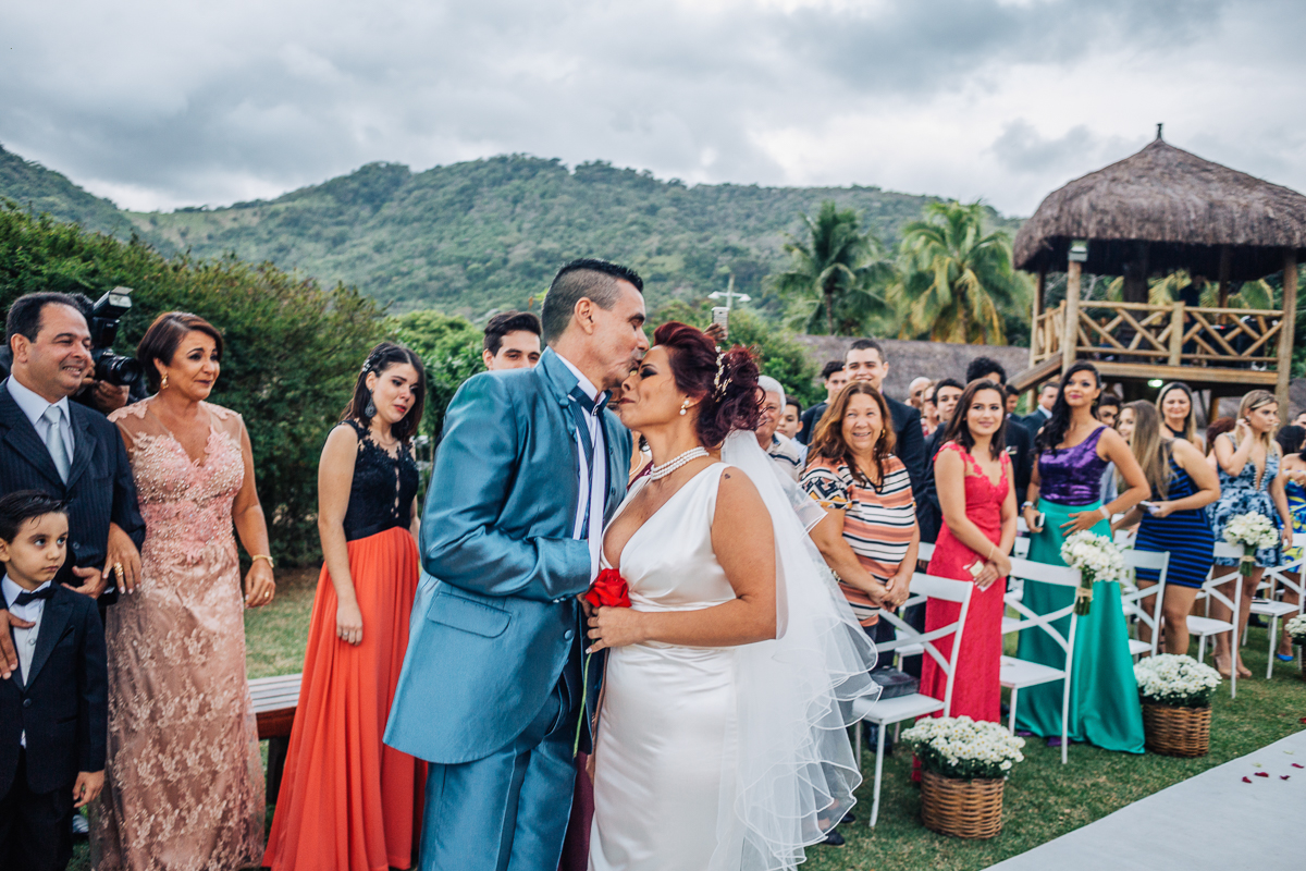 o noivo receber a noiva no altar com um beijo na testa, durante o inicio da sua cerimônia de casamento no sítio chácara do sapê