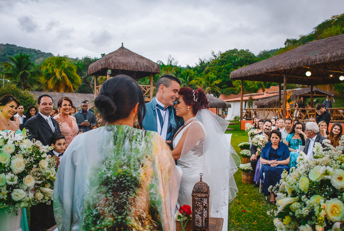 casamento rj, abraçados de forma carinhosa os noivos é fotografado pelo fotografo de casamento andre nogueira fotografia