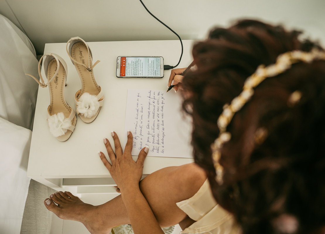 fotografo de casamento rj, durante o making of rj a noiva escreve os seus votos de casamento rj para ler para seu noivo, durante a cerimônia de casamento rio de janeiro