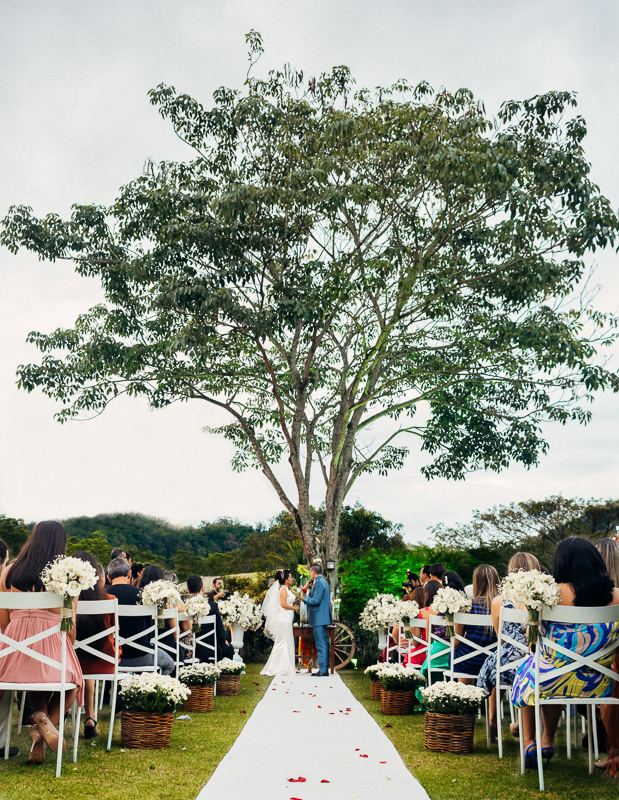 fotografo de casamento rj,diante de uma linda árvore do jardim do sítio chácara do sapê, o casal troca seus votos de casamento e o fotografo andre nogueira registra tudo