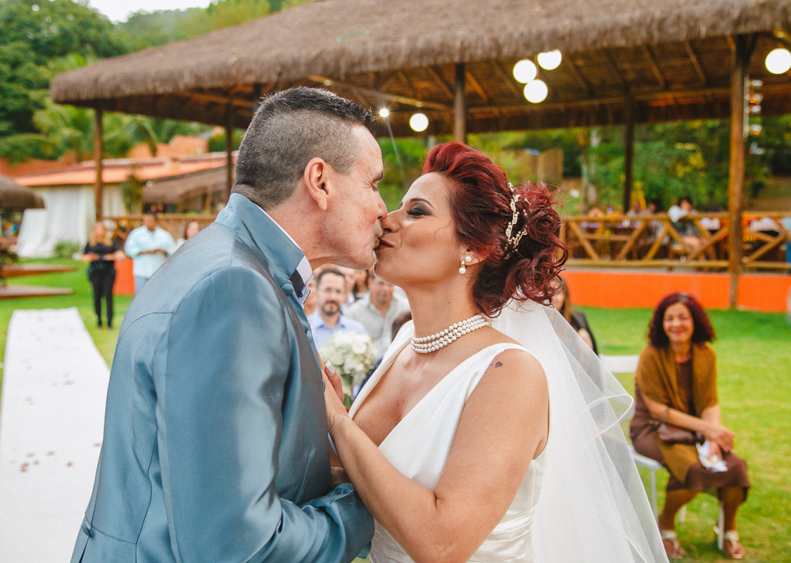 casamento rj, durante a cerimônia de casamento de Sergio e Betania no sítio chácara do sapê, o casal se beija e o fotógrafo andré nogueira fotografia registra essa cena linda