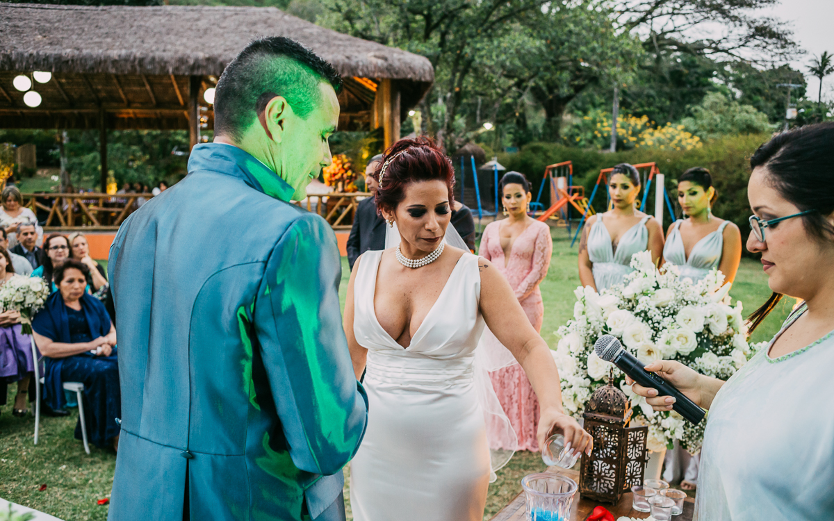 casamento, noiva colocando areia dentro do copo, fotografia de casamento rj, andré nogueira fotografia, casamento chácara do sapê