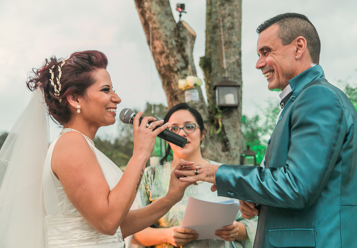casamento rj, casamento de dia, casamento rj, noiva feliz colocando a aliança nas mãos do noivo todo sorridente, chácara do sapê, andré nogueira fotografia, fotografo de casamento rj