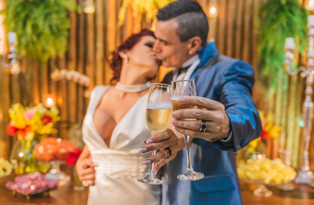 casamento no campo,noivos brindando e se beijando, chácara do sapê, casamento de dia, fotógrafo de casamento rj, andré nogueira fotografia