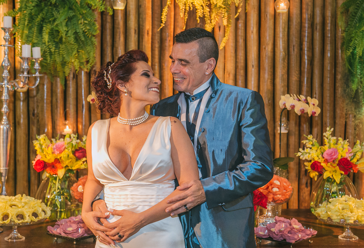 casamento rj, noivos abraçados em frente a mesa do bolo, chácara do sapê, fotografo de casamento rj,andré nogueira fotografia