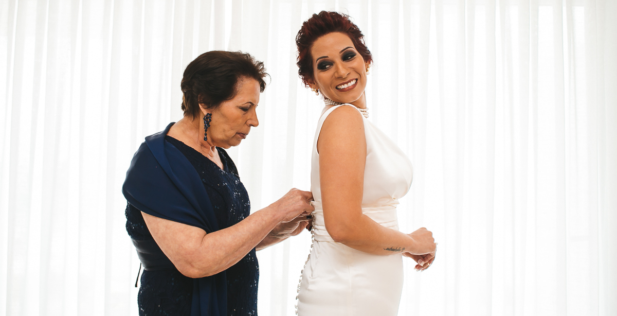 casamento rj,andre nogueira fotografia  registra uma das cenas bonitas do making of da noiva rj, que é o momento que a mãe da noiva ajuda a noiva coloca o seu lindo vestido de noiva