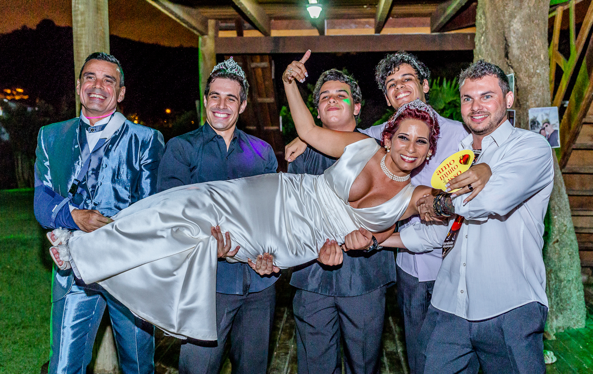 casamento rj, noiva sendo segurada no colo pelos convidados, fotógrafo andré nogueira fotografia, chácara do sapê