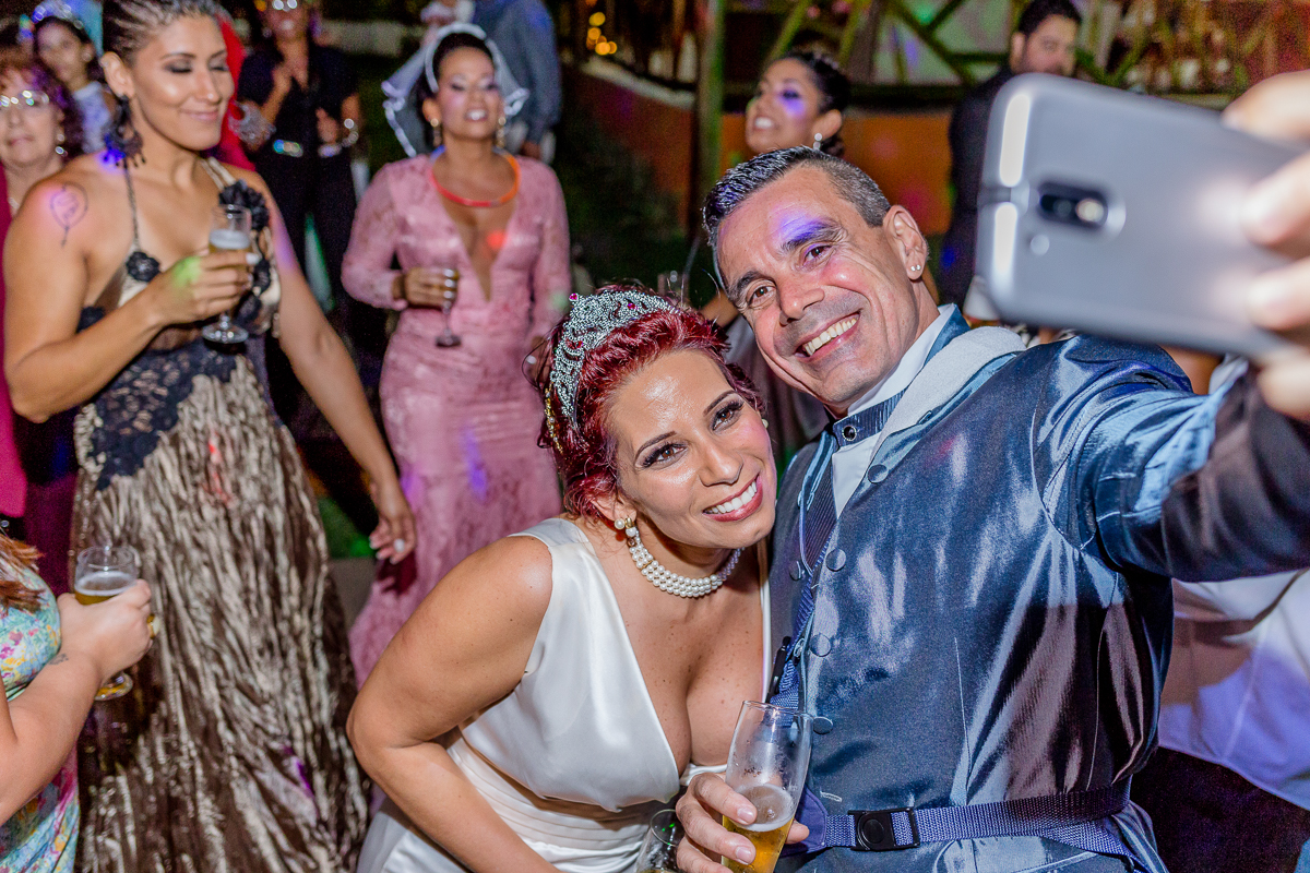 festa de casamento rj, noivos fazendo uma self, chácara do sapê