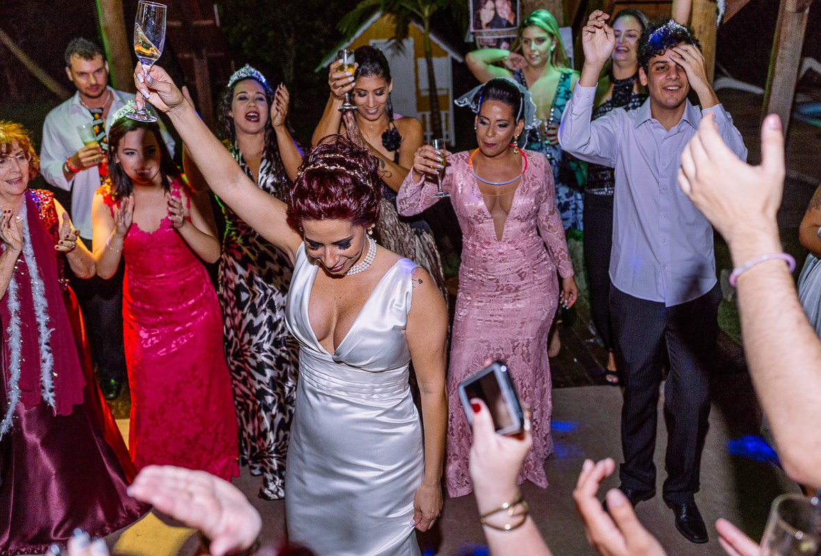 casamento no campo rj, noiva dançando no meio da rodinha formada na pista de dança, da chácara do sapê e fotografada por andré nogueira fotografia