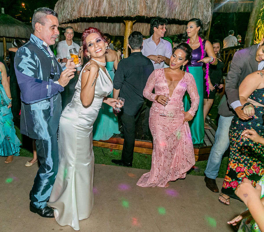 casal rj, casamento rj, casal dançando abraçados, na pista de dança do sítio da chácara do sapê, andré nogueira fotografia