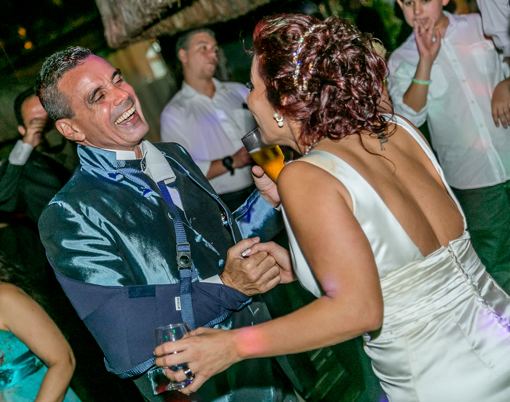 casamento rj, noivos sorridentes, pista de dança do sítio chácara do sapê, foto por andré nogueira fotografia