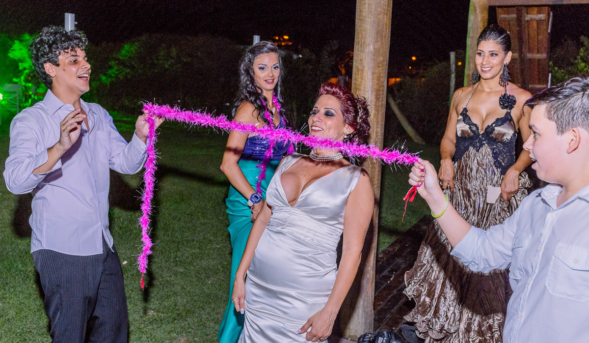 casamento rj,noiva passando pela cordinha feita pelos convidados, casamento rj, fotografo de casamento rj