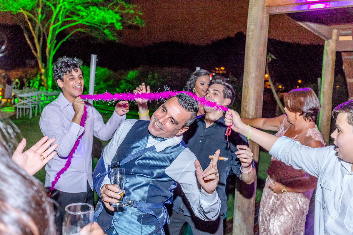 casamento rj,convidados fazem uma cordinha, para o noivo passar por baixo, chácara do sapê, casamento rj, andré nogueira fotografia, fotógrafo de casamento rj e sp
