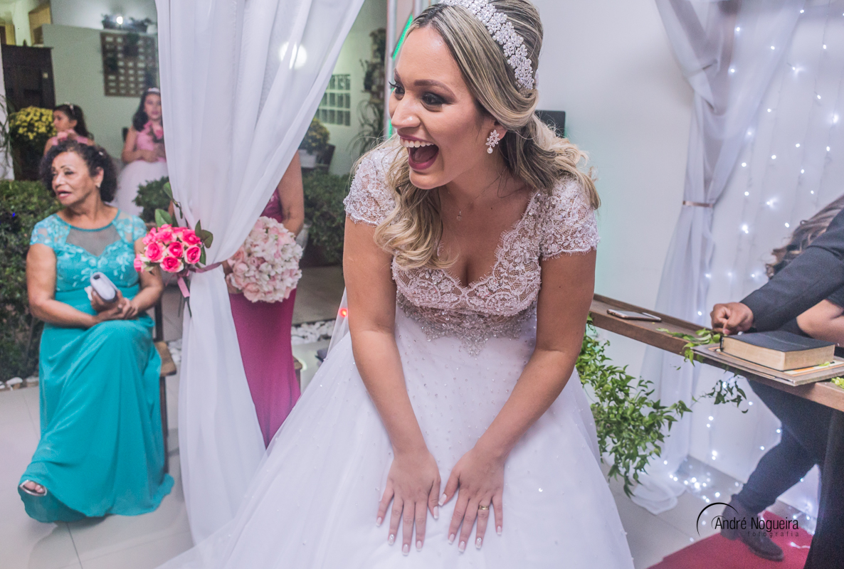 fotografia de casamento rj, noiva sorri com a entrada do noivo e daminha com a aliança surpresa, cerimônia de casamento batuli festa, fotografo andre nogueira fotografia