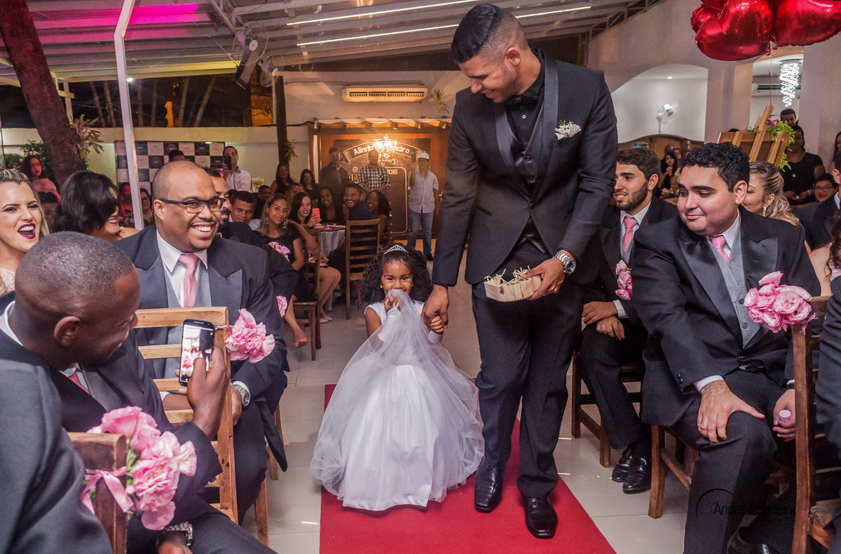 casamento rj. noivo entra com a a daminha carregando a aliança rumo ao altar, batuli festas, fotografo de casamento andre nogueira fotografia